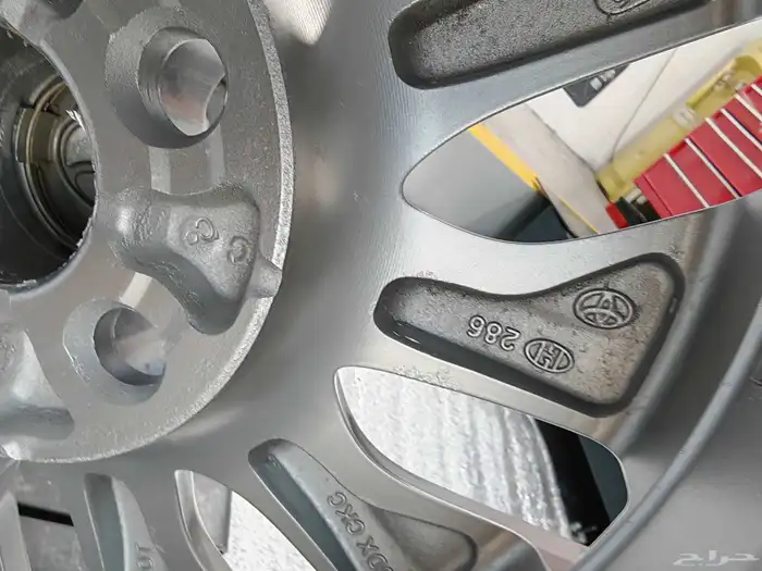 جنوط كورولا اصلي وكاله نضيفه على الشرط مقاس 15 6