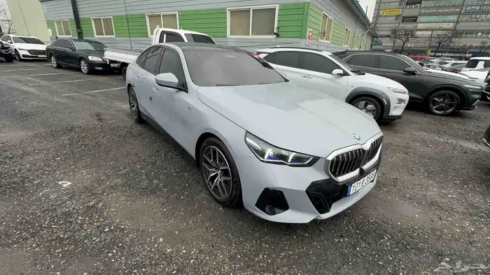 مملوكة لدي العصيمي قيد الشحن BMW 520i mkit 2025 1
