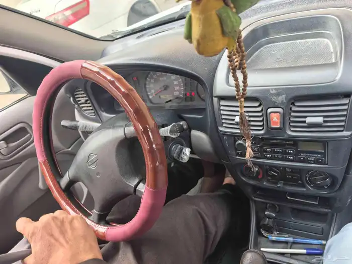 للبيع سيارة نيسان صني موديل 2001 4