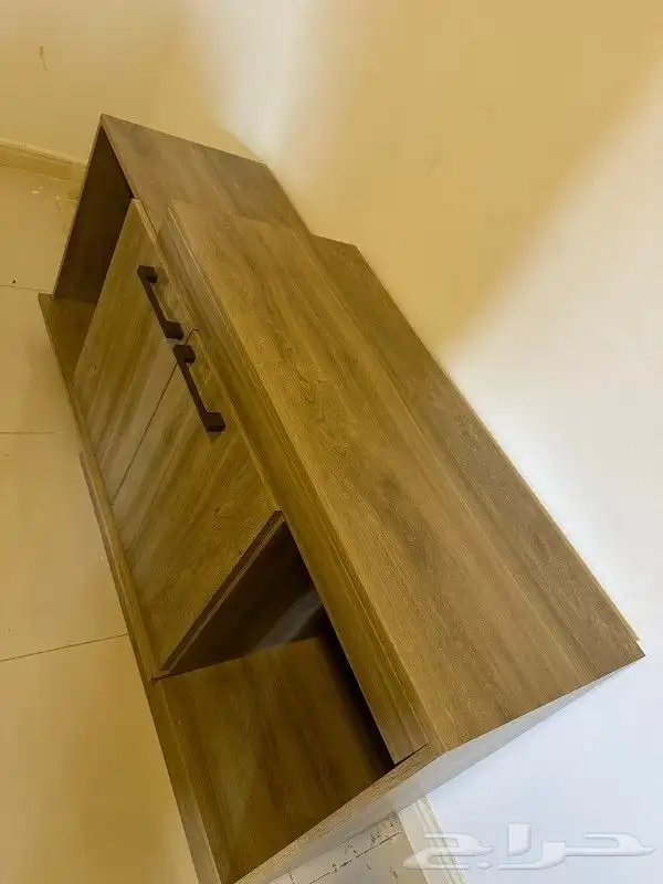 مكتبة طاولة تلفزيون جديدة ولا خدش فيها استعمال خفيف 4