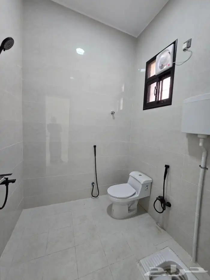 للبيع روف علوى مع ملحق 9غرف بمدخل سياره650 ألف طريق الثمانين 34