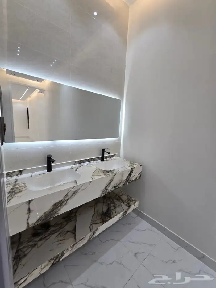 للبيع روف علوى مع ملحق 9غرف بمدخل سياره650 ألف طريق الثمانين 35