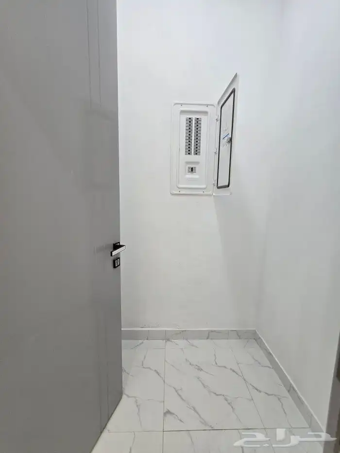 للبيع روف علوى مع ملحق 9غرف بمدخل سياره650 ألف طريق الثمانين 12