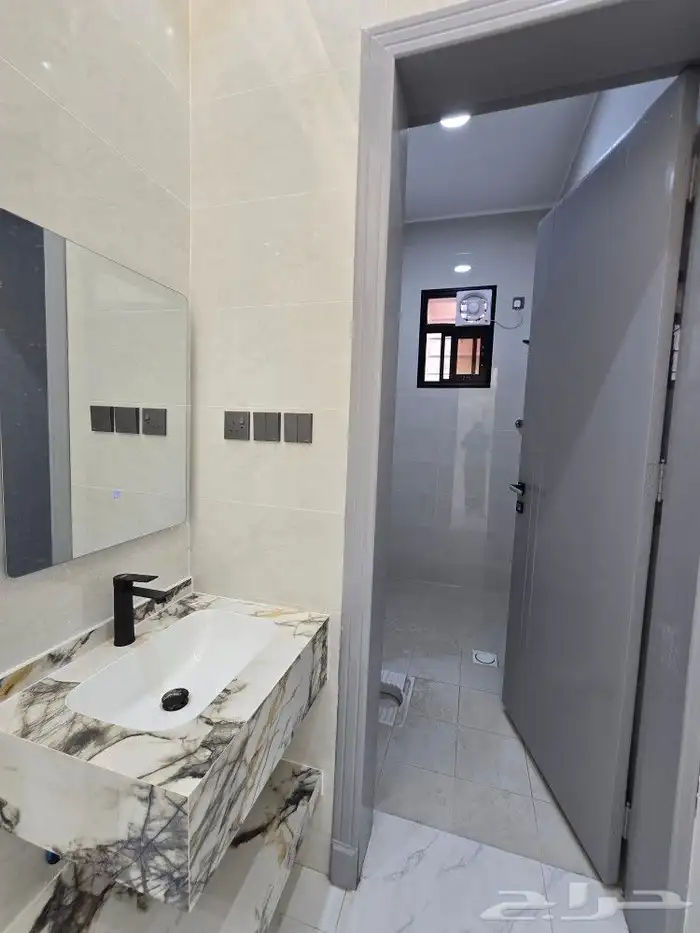 للبيع روف علوى مع ملحق 9غرف بمدخل سياره650 ألف طريق الثمانين 22