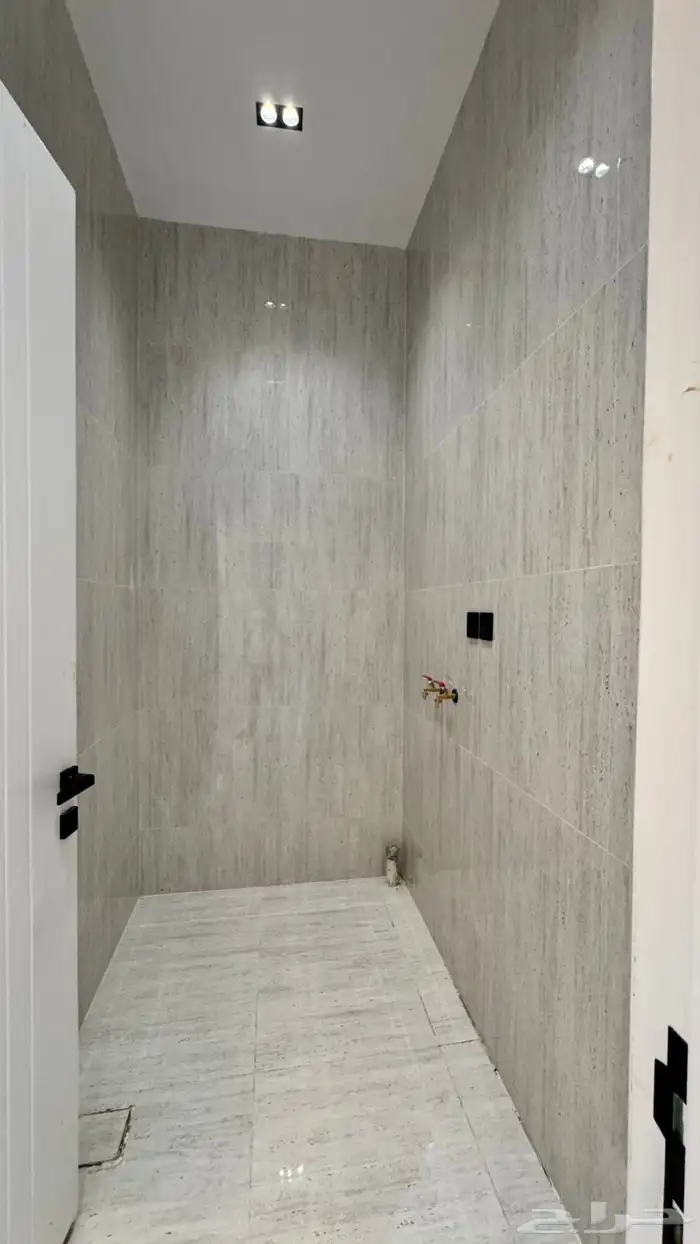 للبيع روف علوي مع ملحق مقابل نادي ضمك تشطيب vip 22