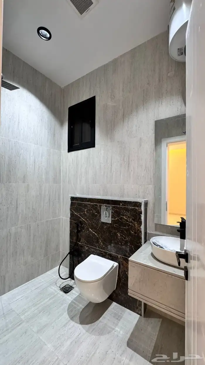 للبيع روف علوي مع ملحق مقابل نادي ضمك تشطيب vip 24