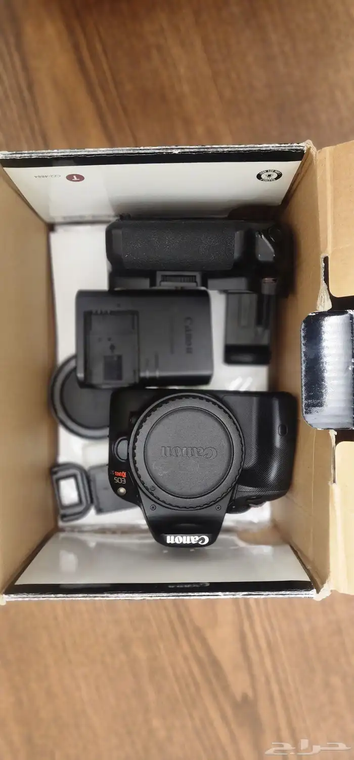 Canon EOS Rebel SL1 مع عدستها 5