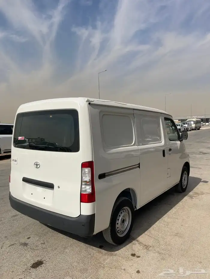 تويوتا فان لايت اس اوتوماتيك بنزين 2025 8