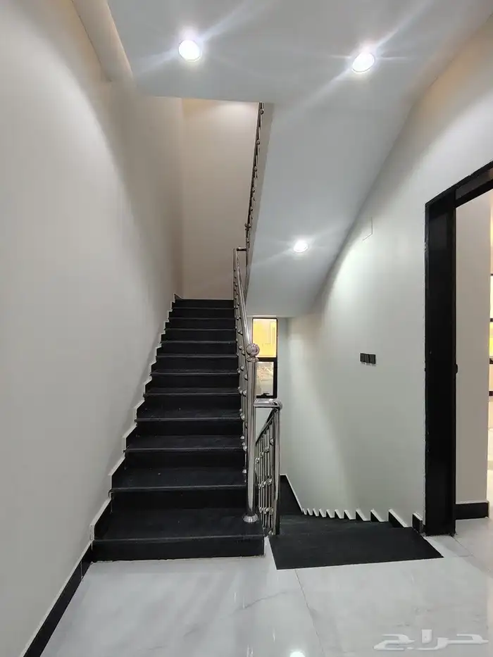 للبيع روف دور تاني مع ملحق شرق خميس مشيط تشطيب مودرنقريبة 13