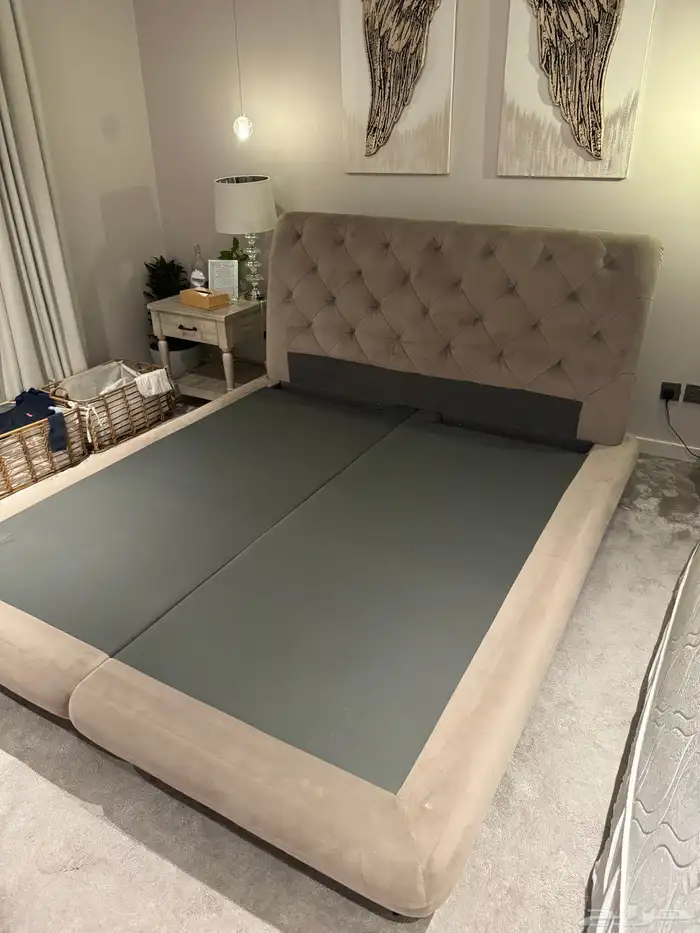 سرير نوم مع مرتبته و الكومودينات 1