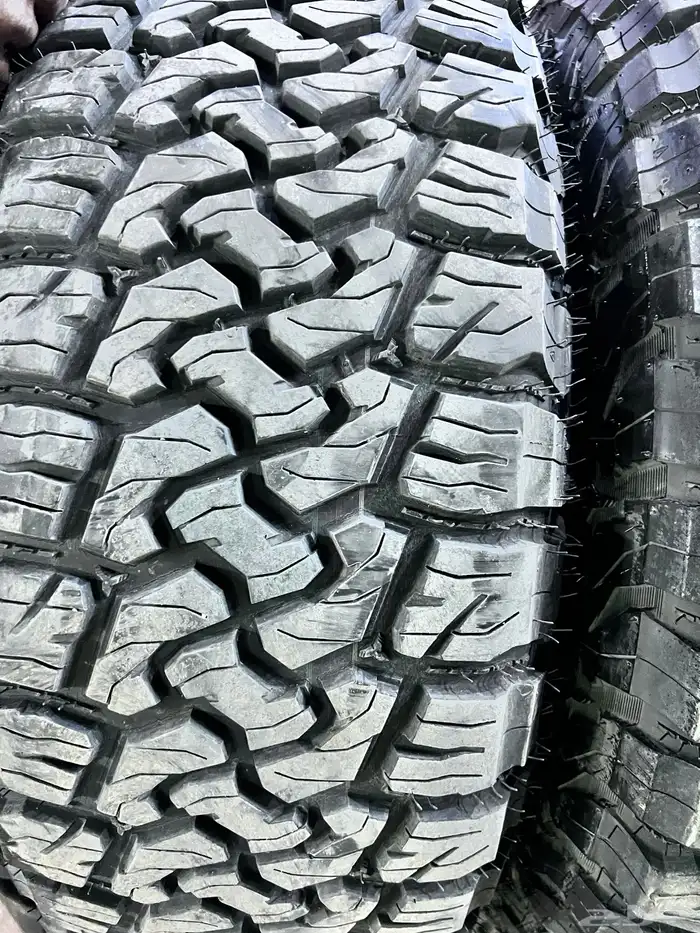 جنوط ميثود 6 مسمار مع كفرات نص حجري مقاس 285 70 17 11