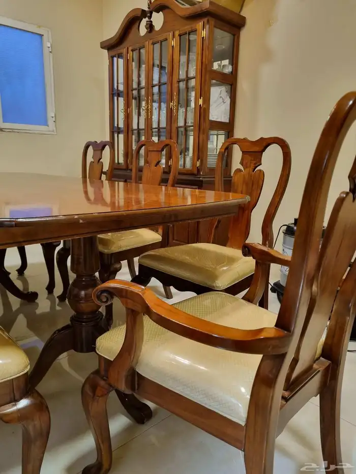 طاولة طعام كلاسيك بحالة ممتازة 1