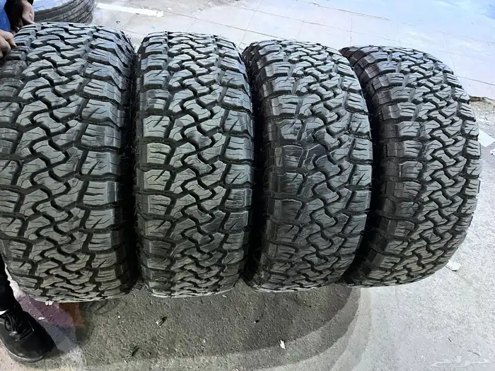 جنوط ميثود 6 مسمار مع كفرات نص حجري مقاس 285 70 17 2