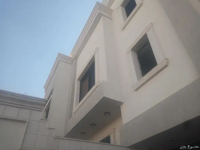 معلم تشطيبات وجايه على البروفايل وكسر الرخام ودانات 8