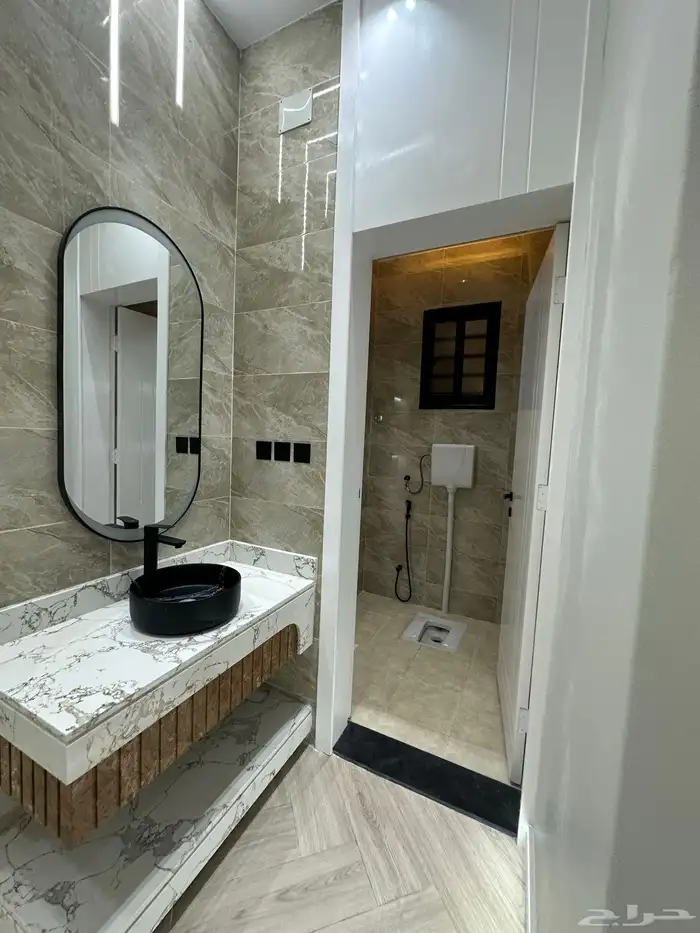 للبيع شقق علوية مودرن تبعد خطوات للممشي شرق الخميس 6