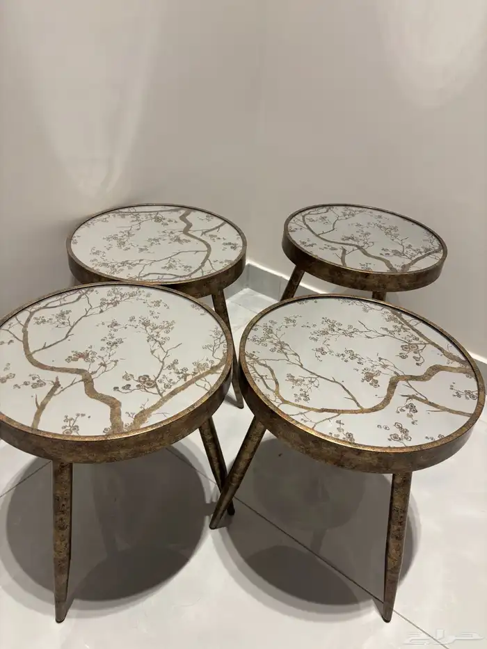 طقم طاولات فخم (1 كبيرة 4 صغار) نظيفة جدا 1