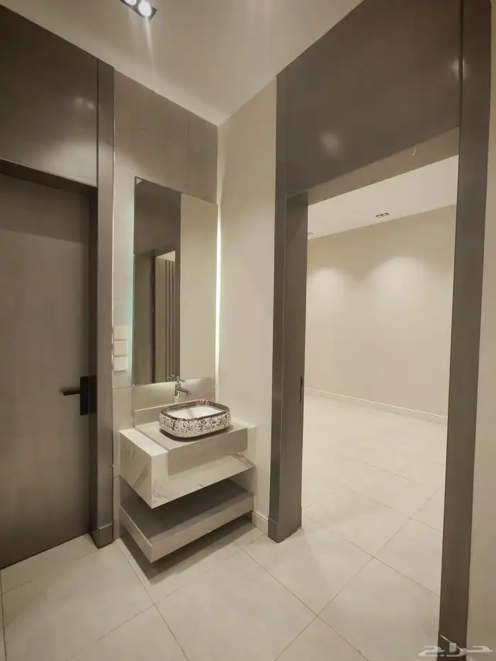 للبيع شقه دور ارضي مساحه 255 م بسعر 580 الف بالقرب من المطار 22