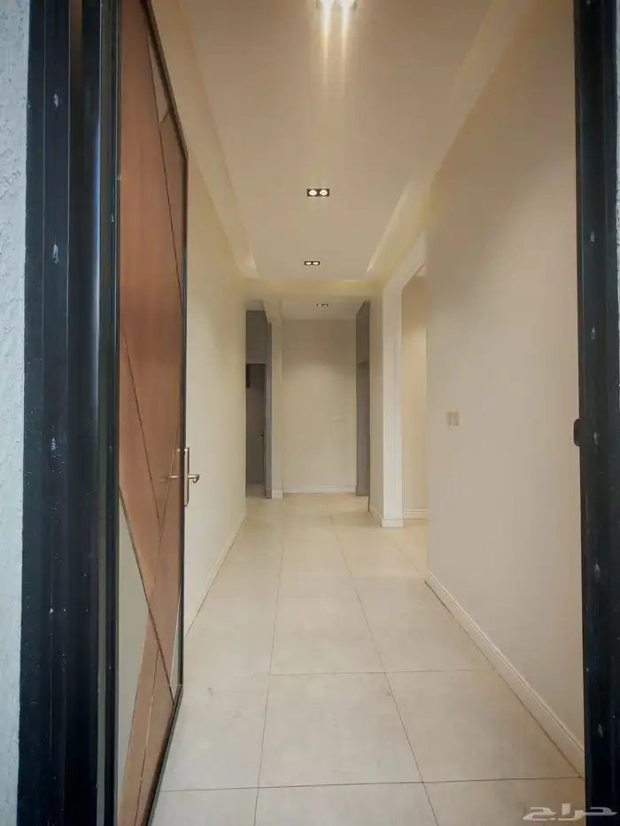 للبيع شقه دور ارضي مساحه 255 م بسعر 580 الف بالقرب من المطار 8