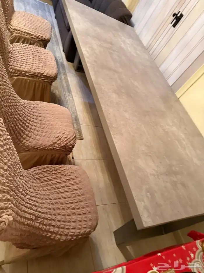 طاولة ودولاب 8كرسي 2