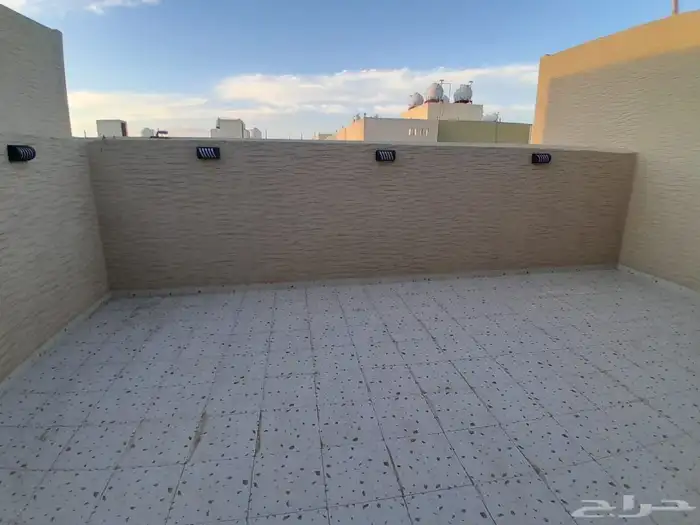 للبيع روف علوي مع ملحق ومشب تشطيبات فاخره بحي الموسي 25