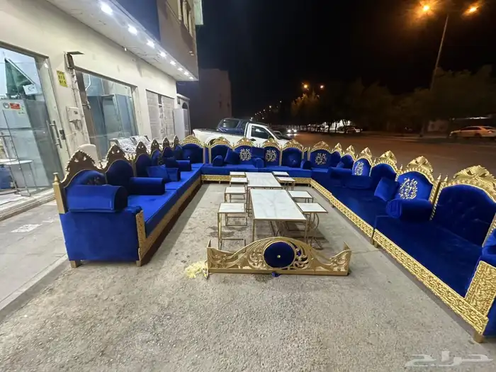 مجلس متصل شبه الجديد يشمل الطاولات 4