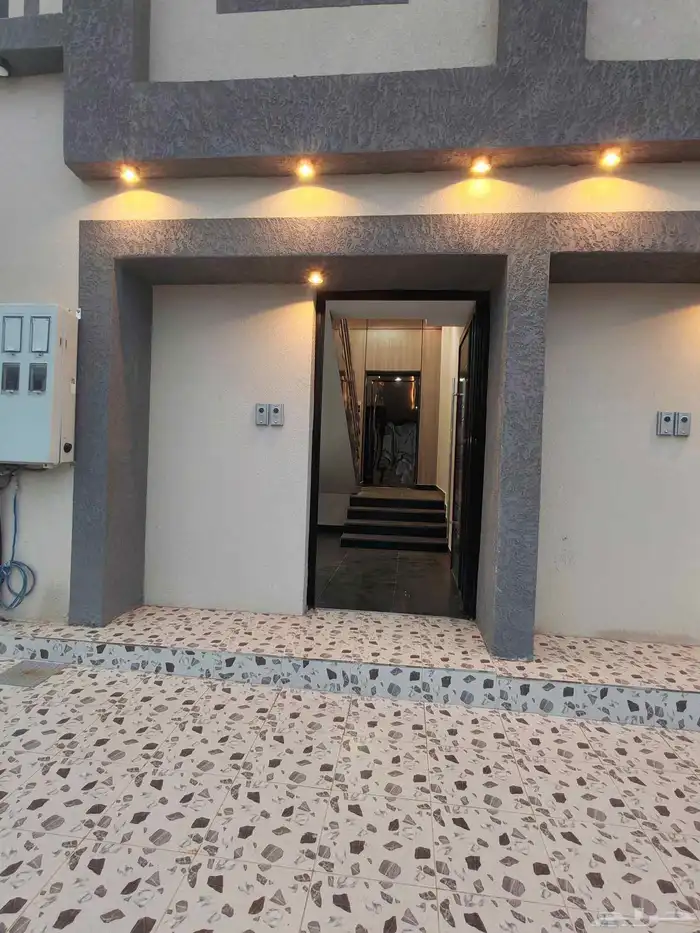 شقه تمليك علوي بأحد رفيده حي العزيزيه بسطح خاص ومصعد شغال 1