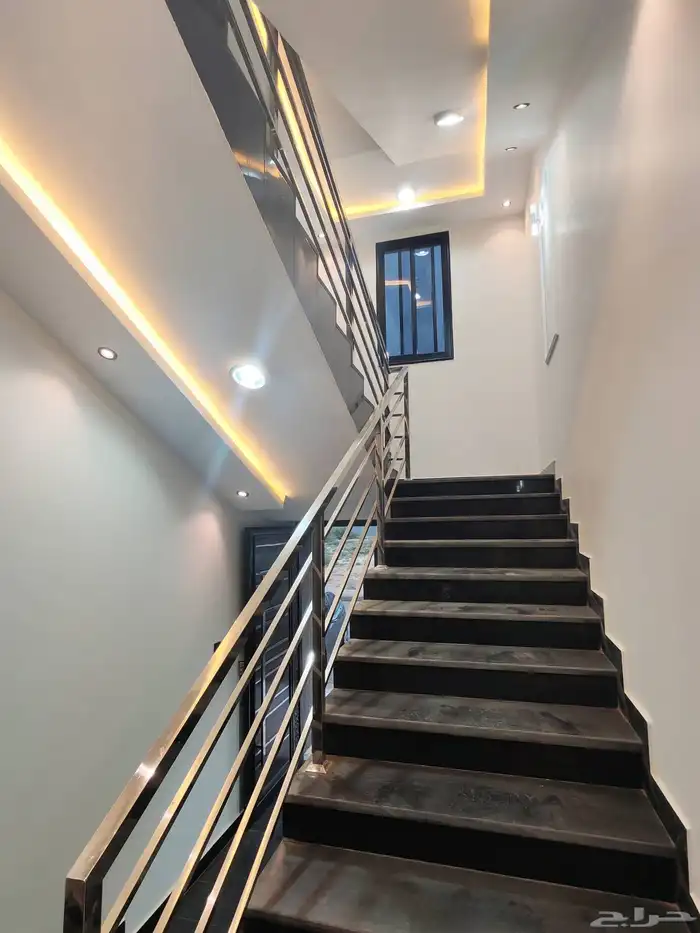 شقه تمليك علوي بأحد رفيده حي العزيزيه بسطح خاص ومصعد شغال 2