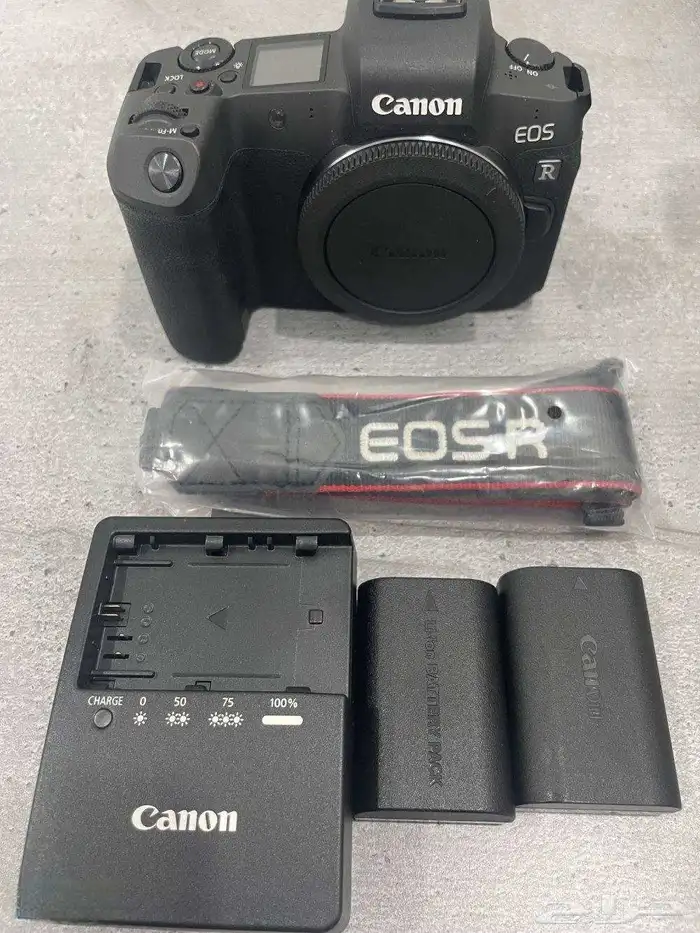 Canon R camera body only shutter 1800 comes with a box c 4