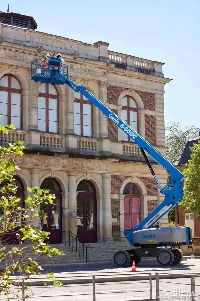 سيزرلفت ومانلفت للايجار شهري سنوي اسبوعي يومي تغطيه جميع الم 5