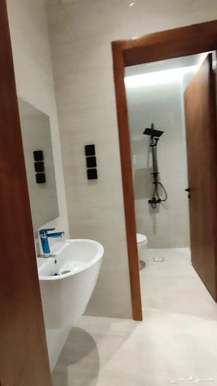 للبيع ادوار ارضية وارواف علويه موقع مميز شمال الخميس 19