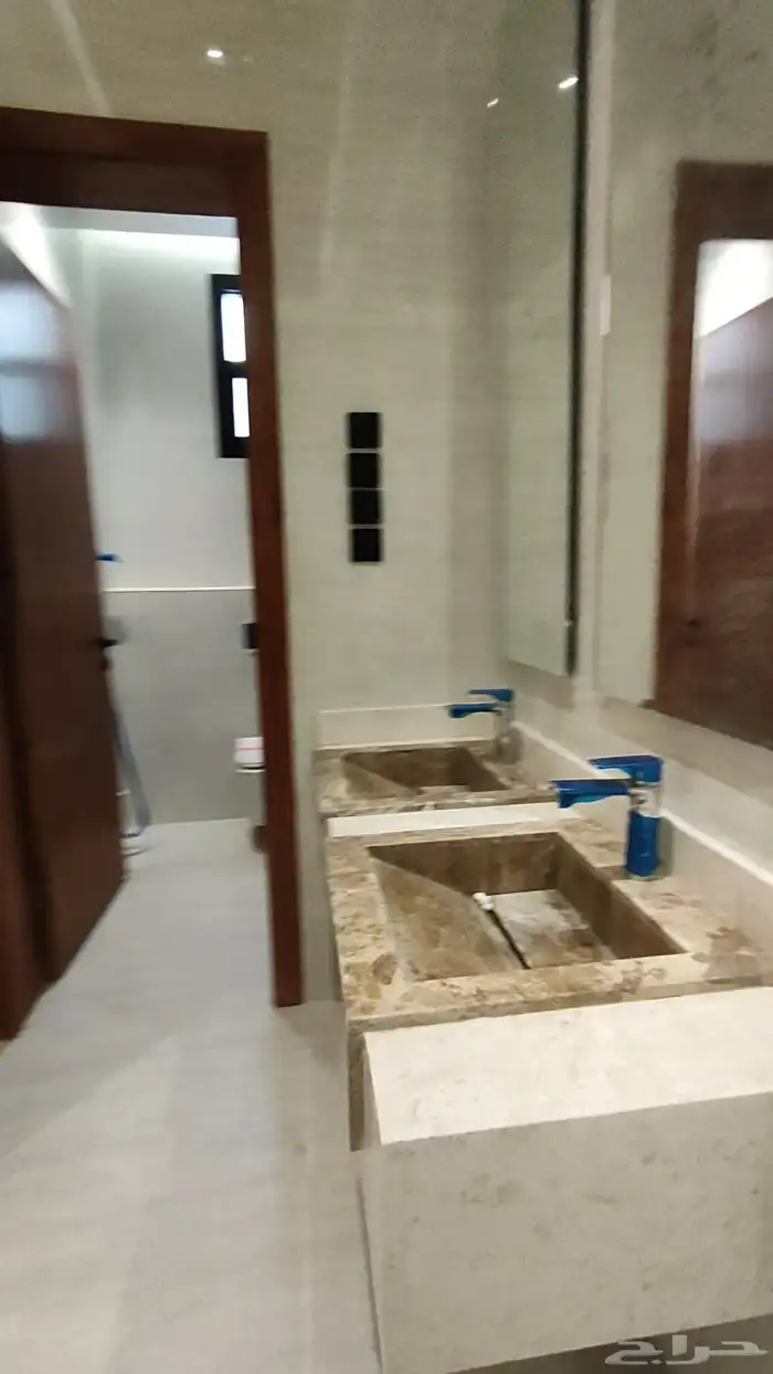 للبيع ادوار ارضية وارواف علويه موقع مميز شمال الخميس 6