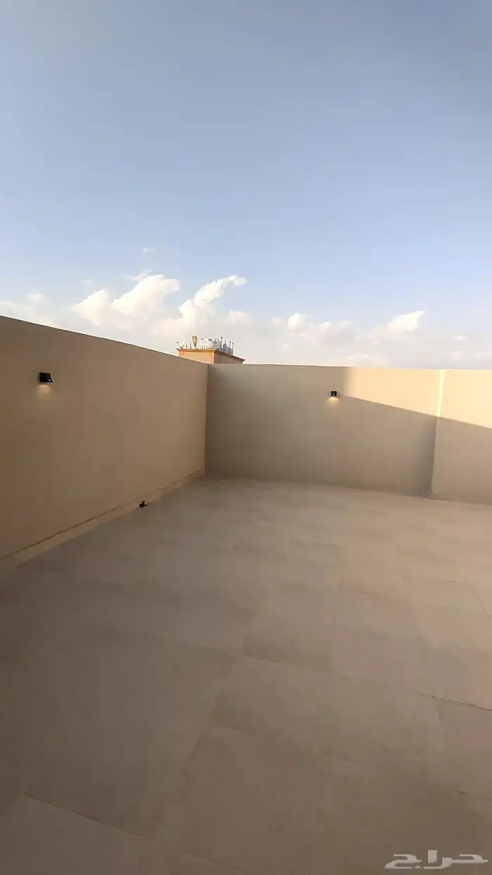 للبيع ادوار ارضية وارواف علويه موقع مميز شمال الخميس 35