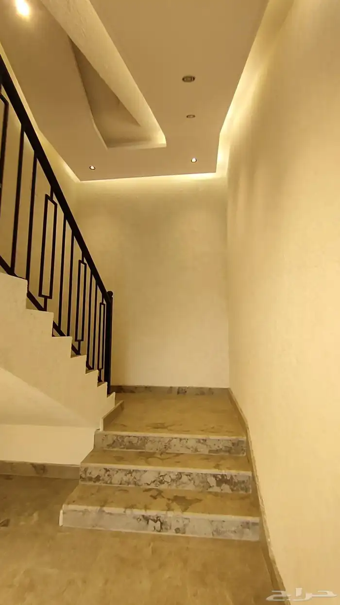 للبيع ادوار ارضية وارواف علويه موقع مميز شمال الخميس 3