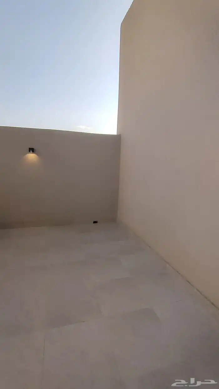 للبيع ادوار ارضية وارواف علويه موقع مميز شمال الخميس 37