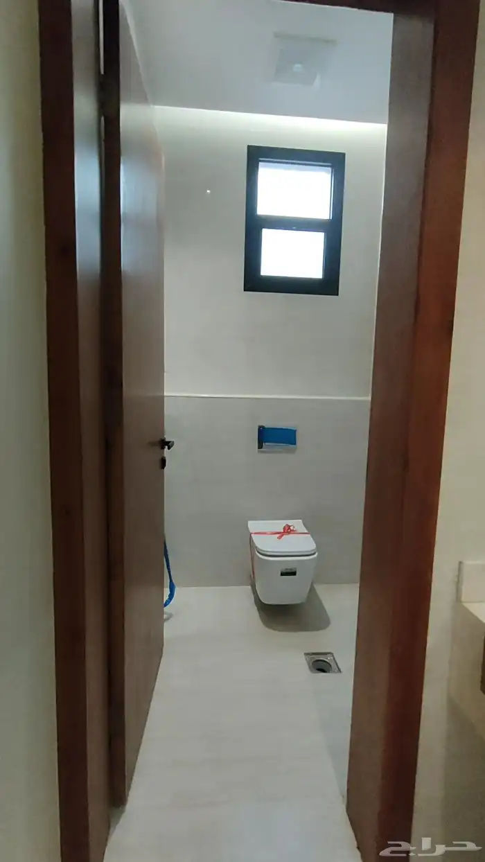 للبيع ادوار ارضية وارواف علويه موقع مميز شمال الخميس 9