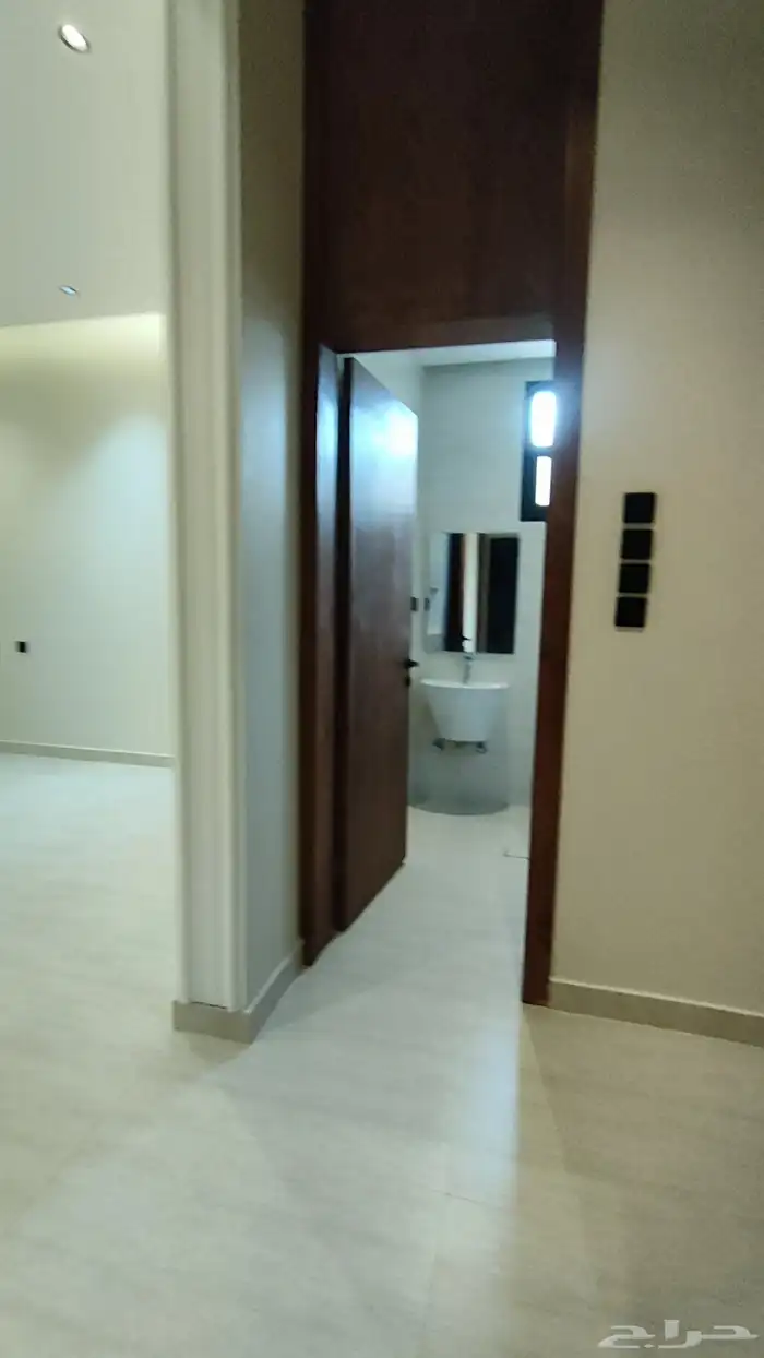 للبيع ادوار ارضية وارواف علويه موقع مميز شمال الخميس 32