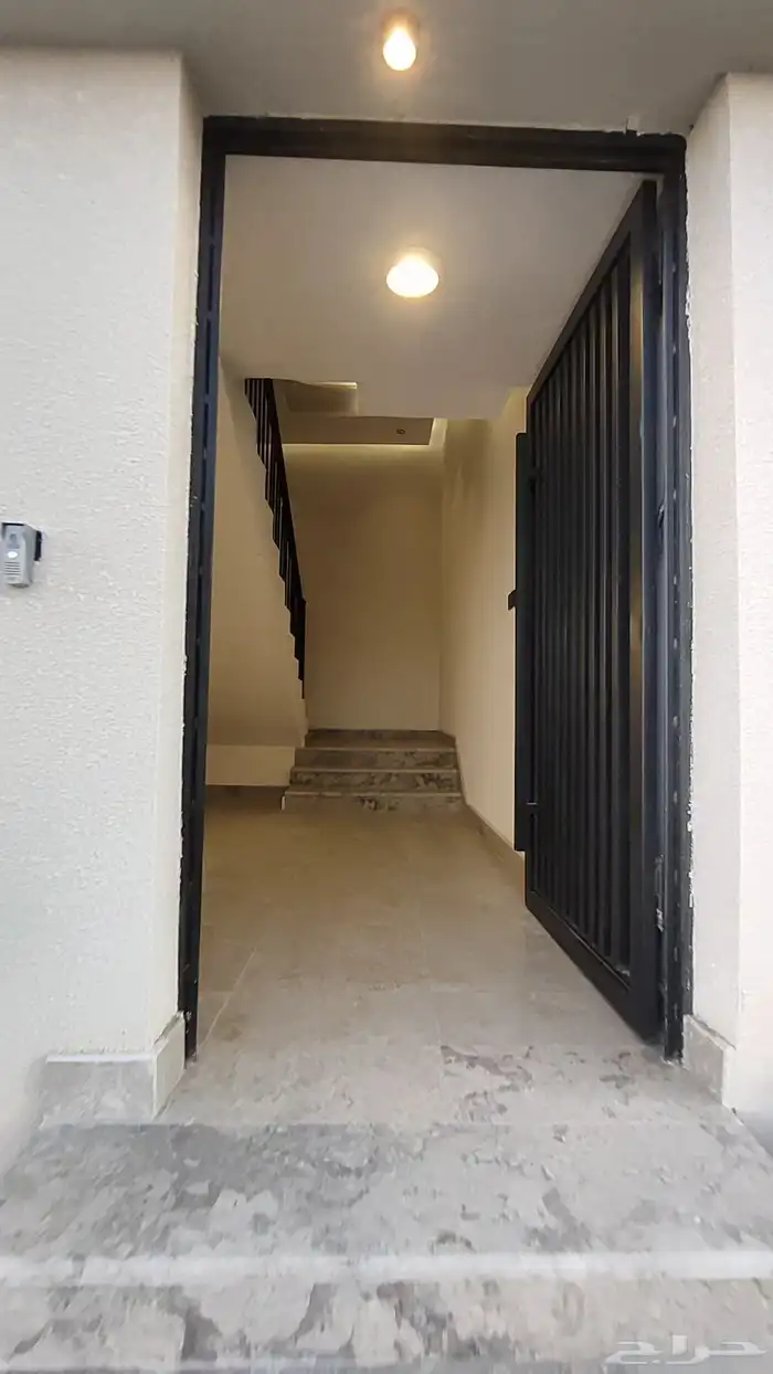 للبيع ادوار ارضية وارواف علويه موقع مميز شمال الخميس 2