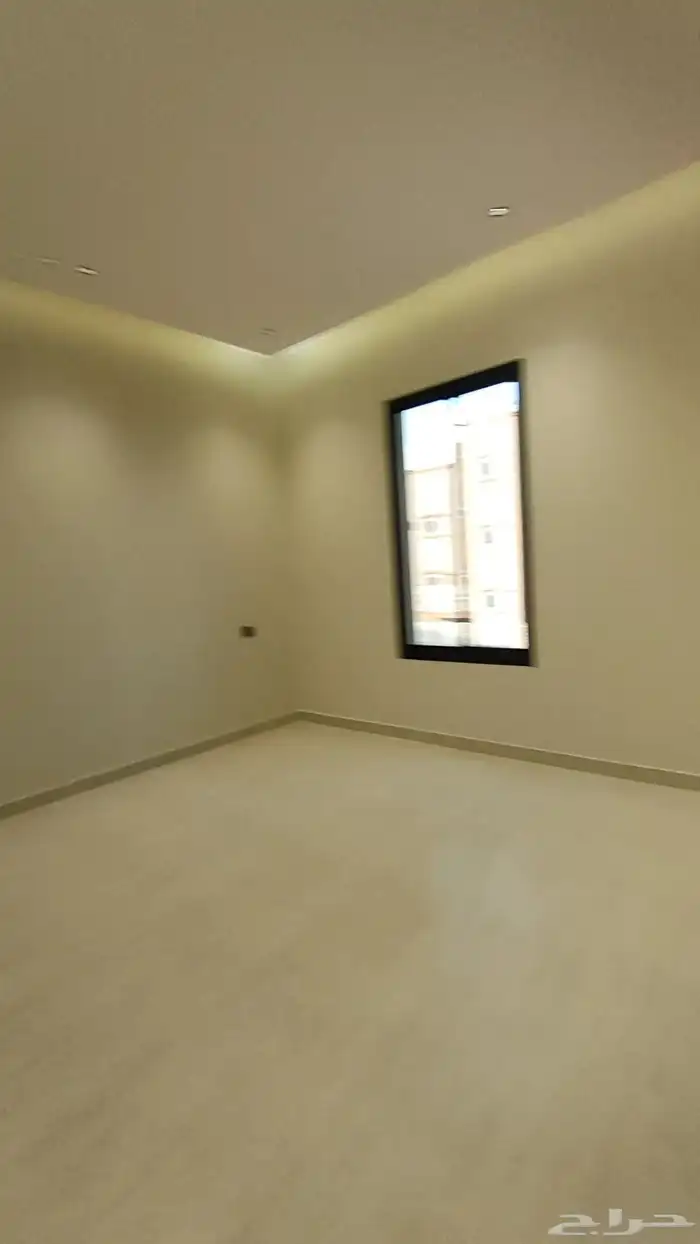 للبيع ادوار ارضية وارواف علويه موقع مميز شمال الخميس 8