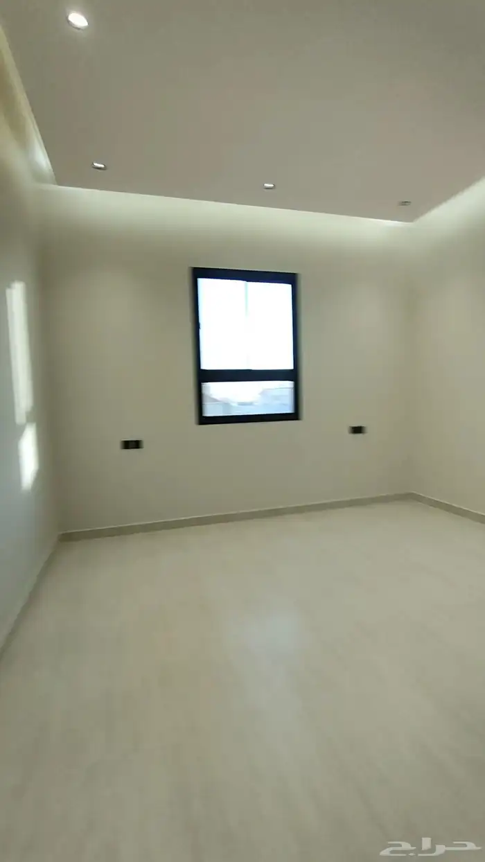 للبيع ادوار ارضية وارواف علويه موقع مميز شمال الخميس 20