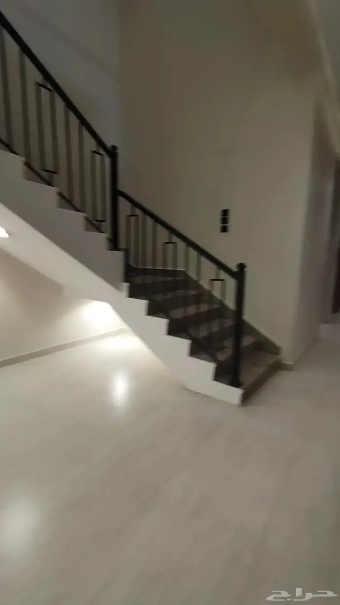 للبيع ادوار ارضية وارواف علويه موقع مميز شمال الخميس 13