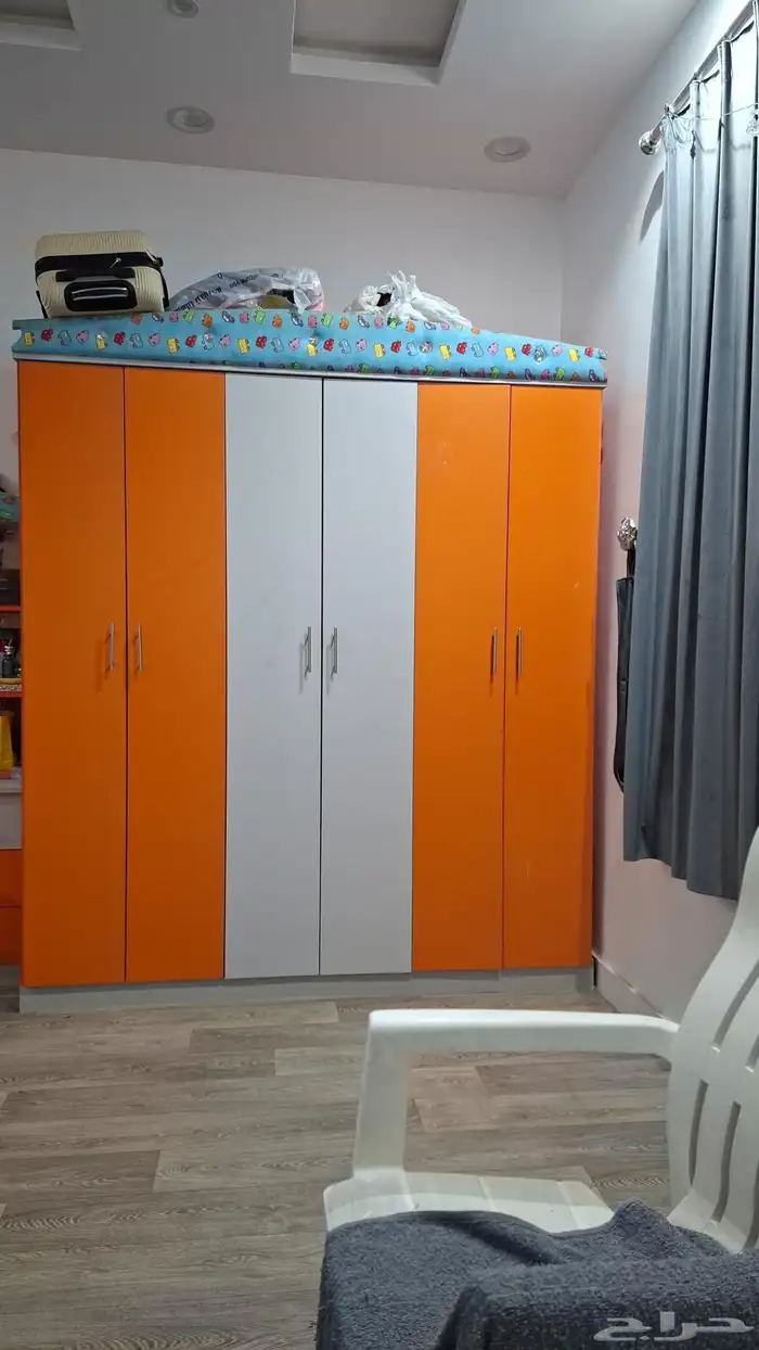 غرفة أطفال دوالب مع السرير مع تسريحه مع الكراسي 0