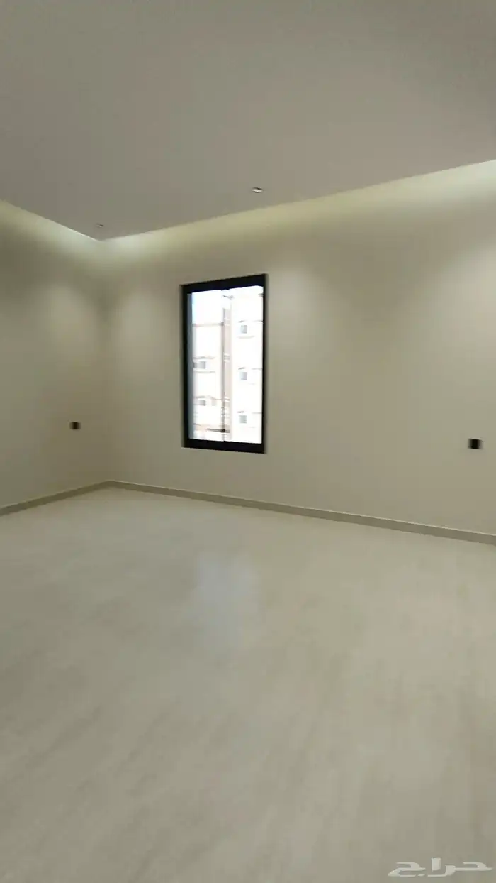 للبيع ادوار ارضية وارواف علويه موقع مميز شمال الخميس 5