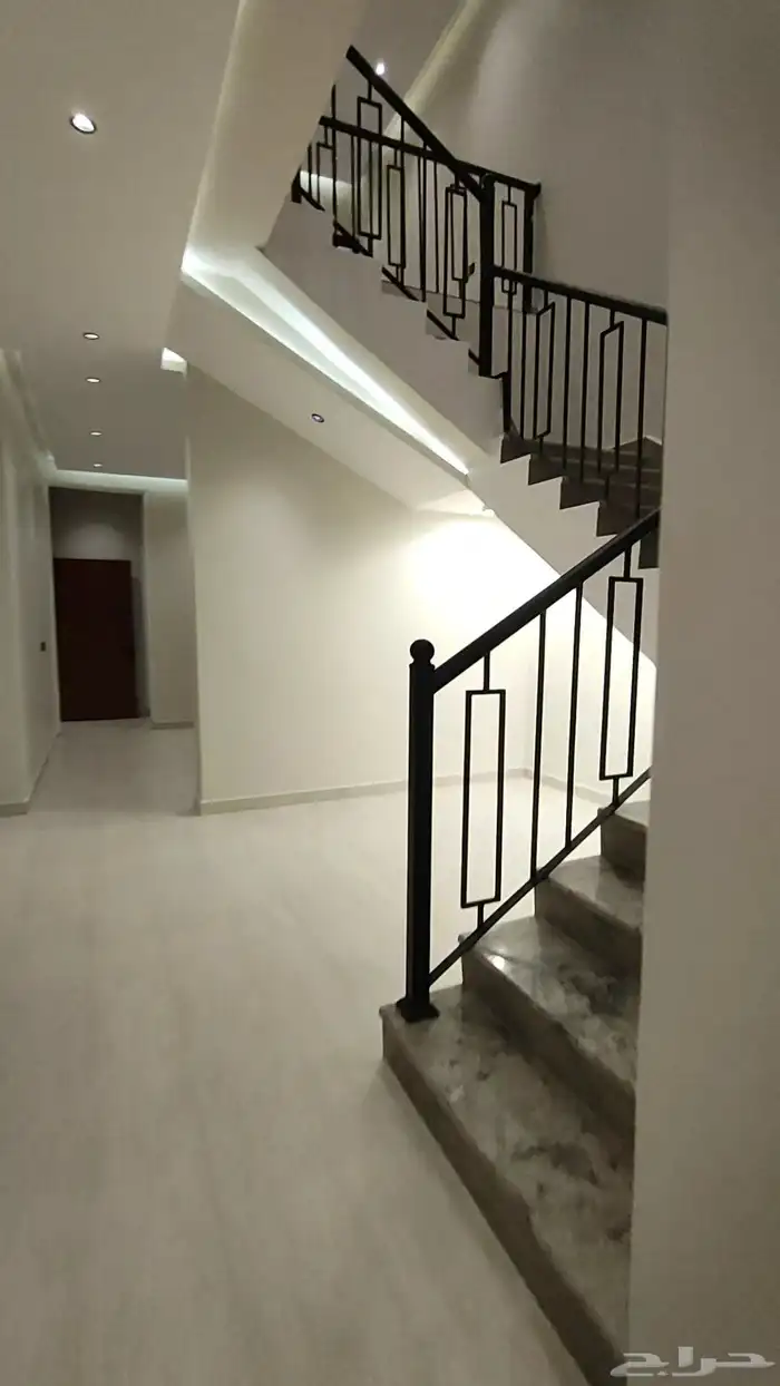 للبيع ادوار ارضية وارواف علويه موقع مميز شمال الخميس 22
