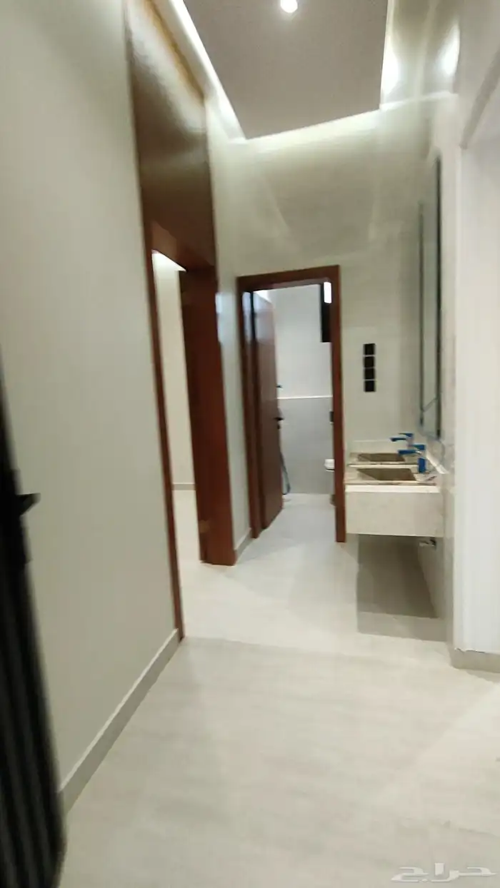 للبيع ادوار ارضية وارواف علويه موقع مميز شمال الخميس 4