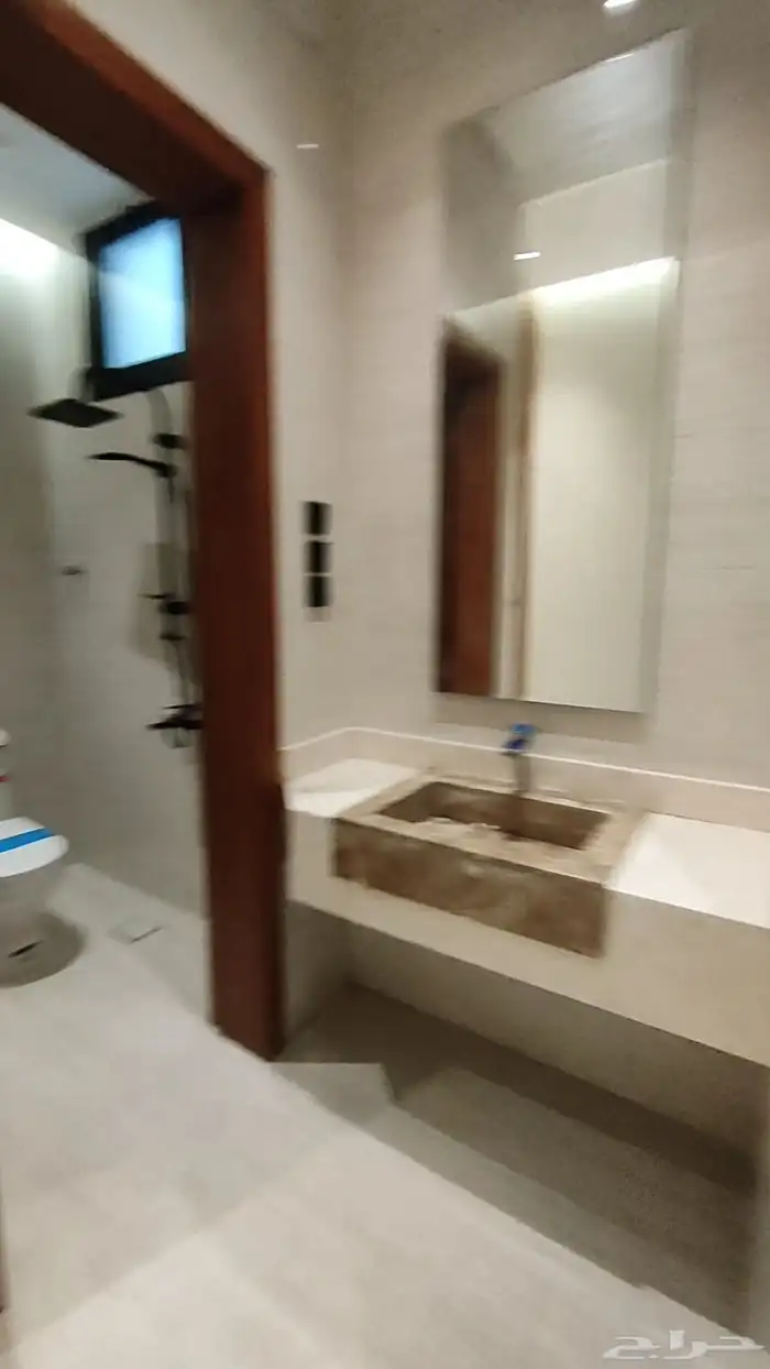 للبيع ادوار ارضية وارواف علويه موقع مميز شمال الخميس 17