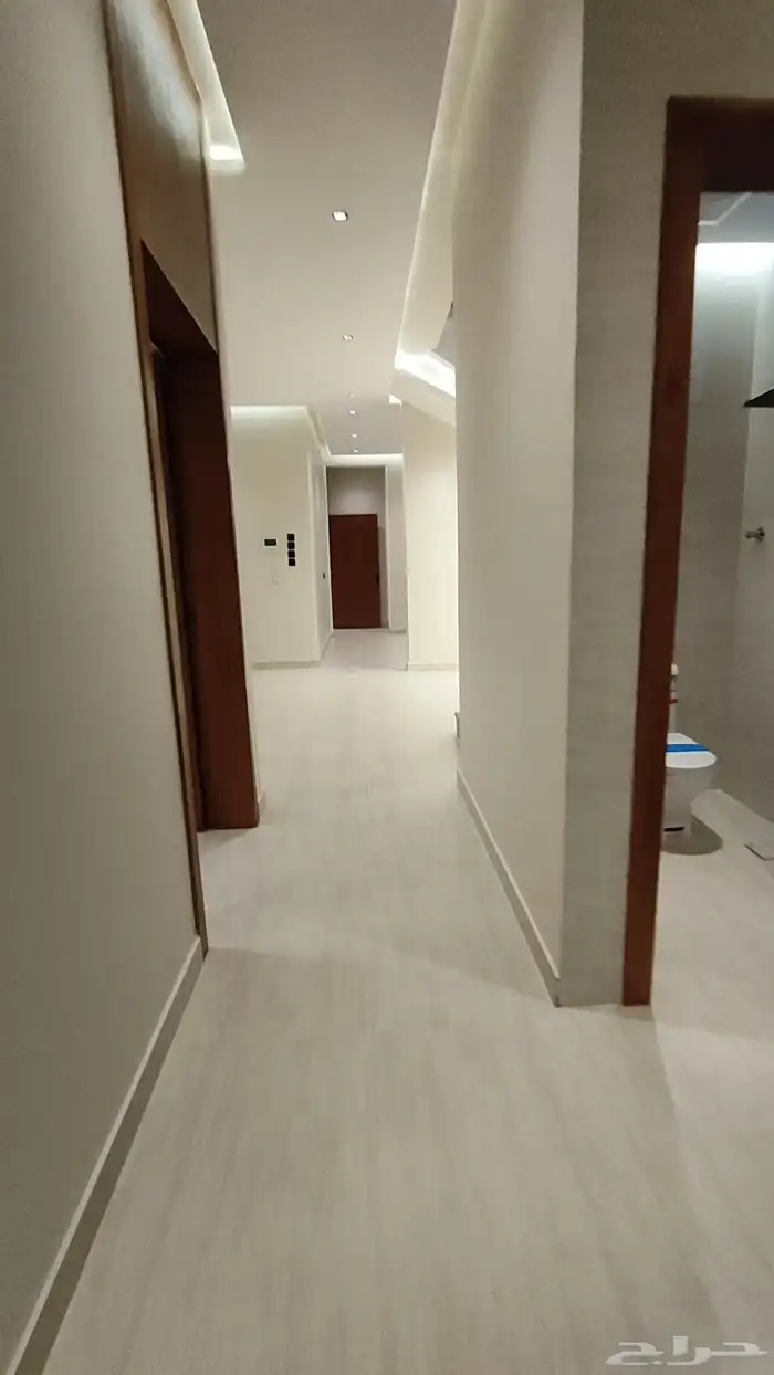 للبيع ادوار ارضية وارواف علويه موقع مميز شمال الخميس 21