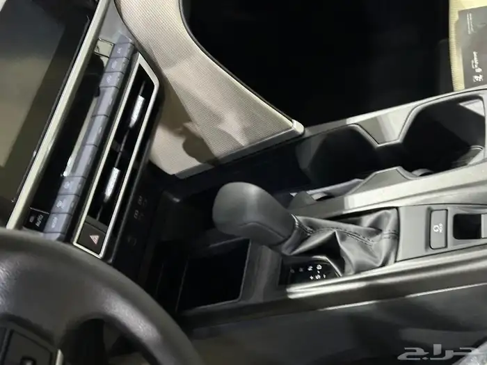 تويوتا كامري E بنزين استاندر اللون أبيض موديل 2025 سعودي 7