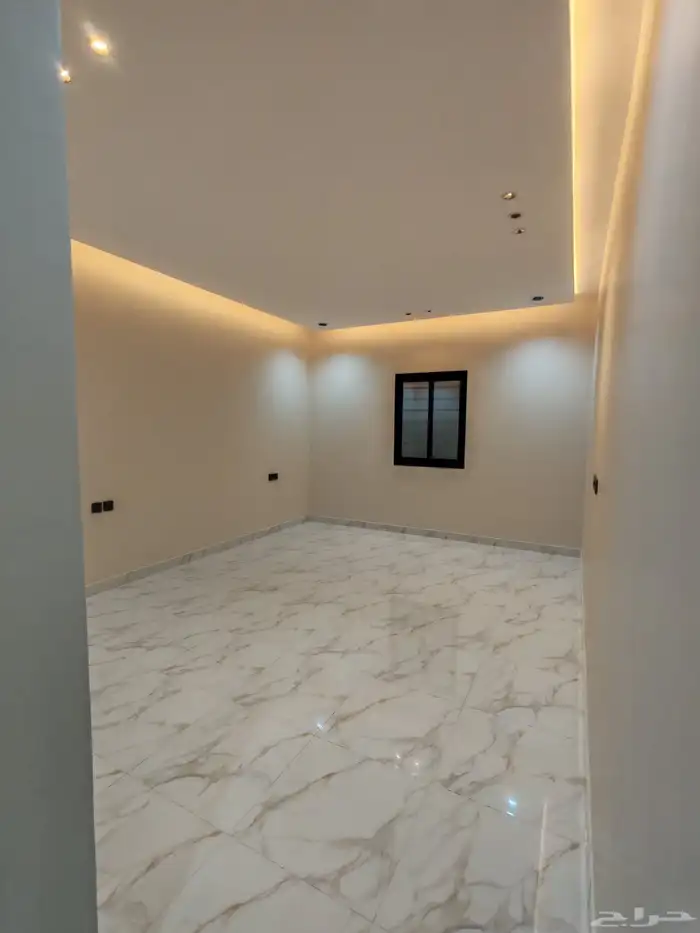 للبيع دور ارضي 6 غرف بحوش مدخل سياره شمال الخميس 18