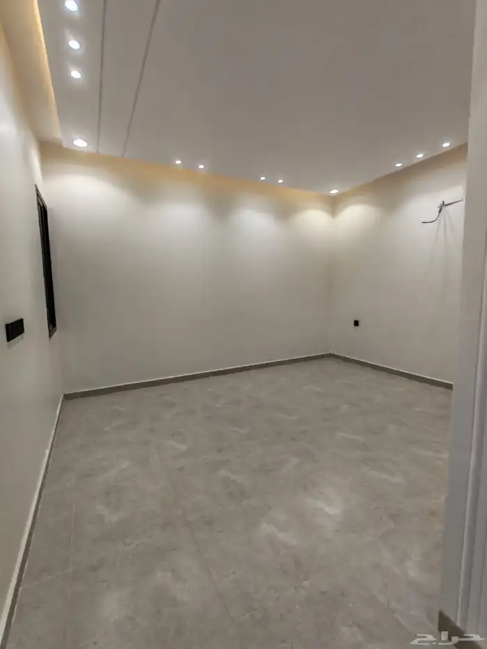 للبيع بأبها شقق تمليك علوي ب 500 الف بسطح خاص ومصعد شغال 24