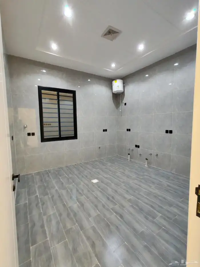 للبيع روف علوي بملحق موقع ممتاز وسط الخدمات شمال الخميس 12